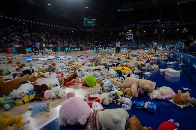 December 28, 2025, Madrid, Spain: The Movistar Arena s center court was filled with stuffed animals thrown from the crowd during the fourth annual Solidarity Shower of Stuffed Animals . The event coincided with the Primera FEB (second tier of professional men s basketball in Spain) game between Movistar Estudiantes and Caja Rural CB Zamora. Attendees were able to exchange a new or gently used toy for a free ticket to the game. All the toys and stuffed animals collected were donated to the Madrina Foundation, which supports children, teenage mothers, and families at risk of social exclusion. Madrid Spain - ZUMAs197 20251228_aaa_s197_065 Copyright: xDavidxCanalesx