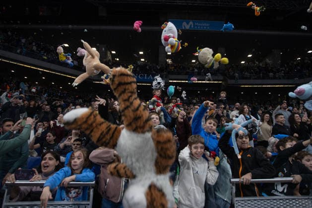 December 28, 2025, Madrid, Spain: Children and spectators throw stuffed animals during the fourth annual Solidarity Shower of Stuffed Animals . The event coincided with the Primera FEB (second tier of professional men s basketball in Spain) game between Movistar Estudiantes and Caja Rural CB Zamora. Attendees were able to exchange a new or gently used toy for a free ticket to the game. All the toys and stuffed animals collected were donated to the Madrina Foundation, which supports children, teenage mothers, and families at risk of social exclusion. Madrid Spain - ZUMAs197 20251228_aaa_s197_067 Copyright: xDavidxCanalesx