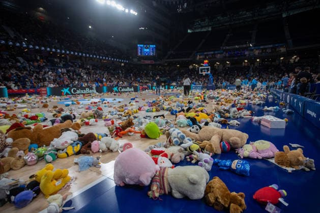 December 28, 2025, Madrid, Madrid, SPAIN: during the fourth annual Solidarity Shower of Stuffed Animals, the event coincided with the Primera FEB (second tier of professional men s basketball in Spain) game between Movistar Estudiantes and Caja Rural CB Zamora. Attendees were able to exchange a new or gently used toy for a free ticket to the game. All the toys and stuffed animals collected were donated to the Madrina Foundation, which supports children, teenage mothers, and families at risk of social exclusion. Madrid SPAIN - ZUMAs197 20251228_aaa_s197_075 Copyright: xDavidxCanalesx