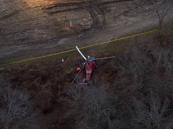 Deadly Helicopter Collision in New Jersey HAMMONTON, NEW JERSEY, UNITED STATES - DECEMBER 28: Authorities and investigators work the scene where police are securing wreckage following an inflight collision involving an Enstrom 280C helicopter and an Enstrom F-28A helicopter in Hammonton, New Jersey, United States on Sunday, December 28, 2025. Police said they received reports at approximately 11:25 a.m. ET of an aviation crash involving two helicopters, both of which went down following the collision. One person was killed and another person is in critical condition. Lokman Vural Elibol Anadolu New Jersey United States. Editorial use only. Please get in touch for any other usage.  Copyright: x2025xAnadoluxLokmanxVuralxElibolx