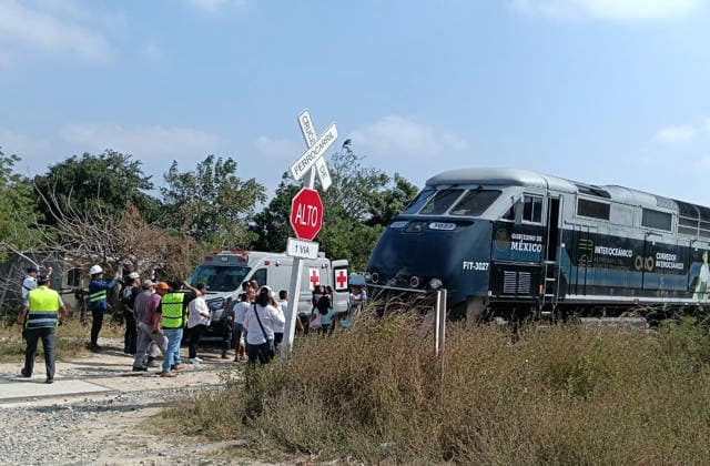 (251229) -- OAXACA, Dec. 29, 2025 -- This photo taken with a mobile phone on Dec. 28, 2025 shows the site of a train derailment accident in Municipality of Asuncion Ixtaltepec, State of Oaxaca, Mexico. A passenger train carrying 241 passengers and nine crew members derailed on a bridge near Nizanda in southern Mexico on Sunday, leaving at least 13 people dead and 98 others injured, the Secretariat of the Navy said on social media. The train plunged into a ravine while en route to the municipality of Matias Romero, according to Oaxaca Governor Salomon Jara. Authorities have launched a rescue operation using ropes and specialized equipment to evacuate those trapped inside a train car. (Str Xinhua) (SpotNews)MEXICO-OAXACA-TRAIN DERAILME 