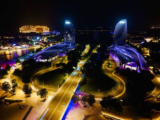 Haihua Island Tourist Resort DANZHOU, CHINA - DECEMBER 16, 2025 - The night view of Hilton Hotel in Haihua Island Tourist Resort, the world s largest artificial flower shaped island, developed by China Evergrande Group, was captured in Danzhou City, Hainan Province, China on December 16, 2025. Danzhou Hainan China  Copyright: xCFOTOx i1767002042731