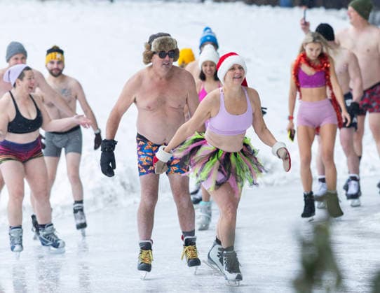(251229) -- TORONTO, Dec. 29, 2025 -- People wearing bathing suits participate in the 2025 Toronto Polar Bear Skate event in Toronto, Canada, on Dec. 28, 2025. About 160 skaters participated in this annual event to bid farewell to 2025 on Sunday. (Photo by Zou Zheng Xinhua) CANADA-TORONTO-POLAR BEAR SKATE LinxWei 