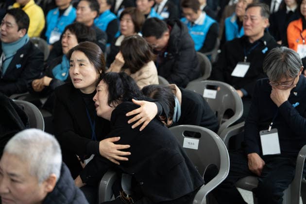 Jeju Air Crash 1st Anniversary Memorial Ceremony MUAN-GUN, SOUTH KOREA - DECEMBER 29: Bereaved family members and participants attend a memorial ceremony marking the first anniversary of the Jeju Air crash at Muan International Airport in Muan-gun, South Korea, on December 29, 2025. Hwawon Ceci Lee Anadolu Muan-gun South Korea. Editorial use only. Please get in touch for any other usage.  Copyright: x2025xAnadoluxHwawonxCecixLeex