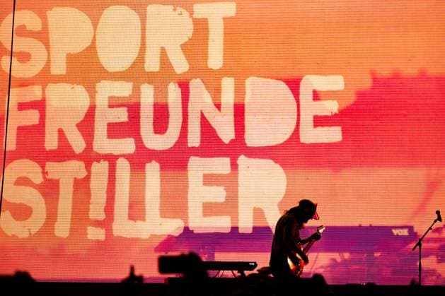 28.12.2025, GER, Kultur Konzert, Clueso - Weihnachten zu Hause 2025 Clueso (Thomas Hübner, geb. 9.April 1980 in Erfurt ist ein deutscher Sänger, Rapper, Songwriter und Produzent. ) gab in der ausverkauften Erfurter Messehalle sein traditionelles Konzert Weihnachten Zu Hause. Als Vorband Support-Act waren dabei yung.pepp (peppinger) sowie die Band Sportfreunde Stiller (Sportfreunde Stiller ist eine seit 1996 (Gründung 1995 unter dem Namen Endkrass) bestehende deutsche Indie-Rock-Gruppe aus Germering bei München. Florian Weber - Gesang Gitarre Schlagzeug. Florian Flo Weber - Schlagzeug Gesang Keyboard. Rüdiger Rüde Linhof - Bass Keyboard Basspedal Gesang 99094 Erfurt Messe Messehalle Kongresshal