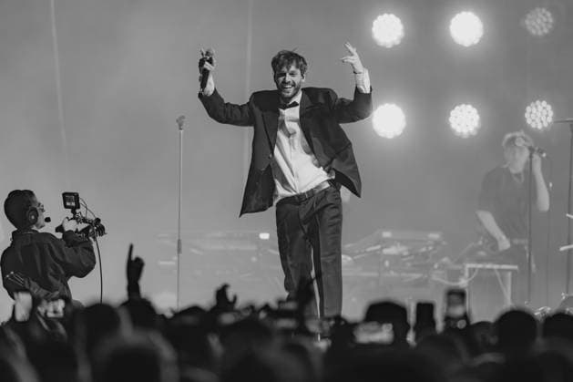 28.12.2025, GER, Kultur Konzert, Clueso - Weihnachten zu Hause 2025 Clueso (Thomas Hübner, geb. 9.April 1980 in Erfurt ist ein deutscher Sänger, Rapper, Songwriter und Produzent. ) gab in der ausverkauften Erfurter Messehalle sein traditionelles Konzert Weihnachten Zu Hause. Als Vorband Support-Act waren dabei yung.pepp (peppinger) sowie die Band Sportfreunde Stiller (Sportfreunde Stiller ist eine seit 1996 (Gründung 1995 unter dem Namen Endkrass) bestehende deutsche Indie-Rock-Gruppe aus Germering bei München. Florian Weber - Gesang Gitarre Schlagzeug. Florian Flo Weber - Schlagzeug Gesang Keyboard. Rüdiger Rüde Linhof - Bass Keyboard Basspedal Gesang 99094 Erfurt Messe Messehalle Kongresshal