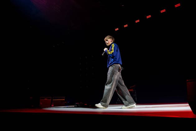 28.12.2025, GER, Kultur Konzert, Clueso - Weihnachten zu Hause 2025 Clueso (Thomas Hübner, geb. 9.April 1980 in Erfurt ist ein deutscher Sänger, Rapper, Songwriter und Produzent. ) gab in der ausverkauften Erfurter Messehalle sein traditionelles Konzert Weihnachten Zu Hause. Als Vorband Support-Act waren dabei yung.pepp (peppinger) sowie die Band Sportfreunde Stiller (Sportfreunde Stiller ist eine seit 1996 (Gründung 1995 unter dem Namen Endkrass) bestehende deutsche Indie-Rock-Gruppe aus Germering bei München. Florian Weber - Gesang Gitarre Schlagzeug. Florian Flo Weber - Schlagzeug Gesang Keyboard. Rüdiger Rüde Linhof - Bass Keyboard Basspedal Gesang 99094 Erfurt Messe Messehalle Kongresshal