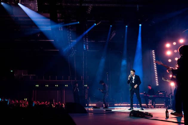 28.12.2025, GER, Kultur Konzert, Clueso - Weihnachten zu Hause 2025 Clueso (Thomas Hübner, geb. 9.April 1980 in Erfurt ist ein deutscher Sänger, Rapper, Songwriter und Produzent. ) gab in der ausverkauften Erfurter Messehalle sein traditionelles Konzert Weihnachten Zu Hause. Als Vorband Support-Act waren dabei yung.pepp (peppinger) sowie die Band Sportfreunde Stiller (Sportfreunde Stiller ist eine seit 1996 (Gründung 1995 unter dem Namen Endkrass) bestehende deutsche Indie-Rock-Gruppe aus Germering bei München. Florian Weber - Gesang Gitarre Schlagzeug. Florian Flo Weber - Schlagzeug Gesang Keyboard. Rüdiger Rüde Linhof - Bass Keyboard Basspedal Gesang 99094 Erfurt Messe Messehalle Kongresshal