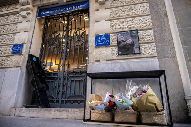 Flowers at Fondation Brigitte Bardot After Actress Death - Paris This picture shows the entrance of the Fondation Brigitte Bardot with a flowers set on the door following the death of French actress and animal rights activist Brigitte Bardot in Paris on December 28, 2025. Photo by Eliot Blondet ABACAPRES.COM Paris Ile-de-France France  Copyright: xBlondetxEliot ABACAx