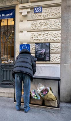 Flowers at Fondation Brigitte Bardot After Actress Death - Paris This picture shows a man who sign a book of condolences in front of the entrance of the Fondation Brigitte Bardot with a flowers set on the door following the death of French actress and animal rights activist Brigitte Bardot in Paris on December 28, 2025. Photo by Eliot Blondet ABACAPRES.COM Paris Ile-de-France France  Copyright: xBlondetxEliot ABACAx