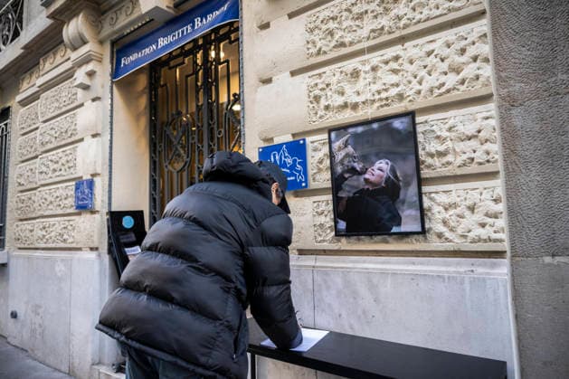 Flowers at Fondation Brigitte Bardot After Actress Death - Paris This picture shows a man who sign a book of condolences in front of the entrance of the Fondation Brigitte Bardot with a flowers set on the door following the death of French actress and animal rights activist Brigitte Bardot in Paris on December 28, 2025. Photo by Eliot Blondet ABACAPRES.COM Paris Ile-de-France France  Copyright: xBlondetxEliot ABACAx