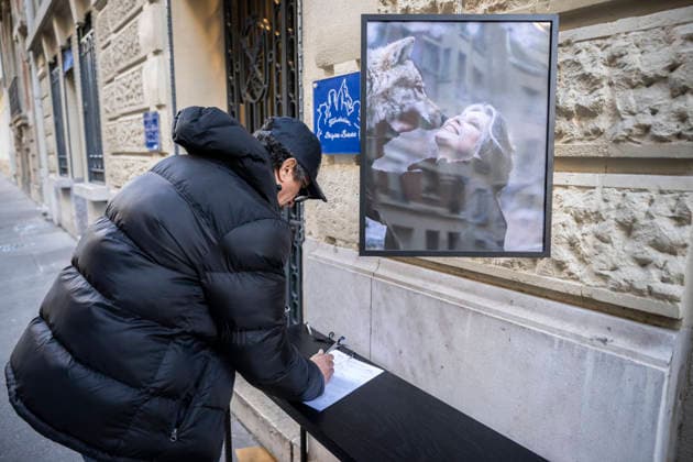 Flowers at Fondation Brigitte Bardot After Actress Death - Paris This picture shows a man who sign a book of condolences in front of the entrance of the Fondation Brigitte Bardot with a flowers set on the door following the death of French actress and animal rights activist Brigitte Bardot in Paris on December 28, 2025. Photo by Eliot Blondet ABACAPRES.COM Paris Ile-de-France France  Copyright: xBlondetxEliot ABACAx