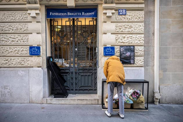 Flowers at Fondation Brigitte Bardot After Actress Death - Paris This picture shows a man who sign a book of condolences in front of the entrance of the Fondation Brigitte Bardot with a flowers set on the door following the death of French actress and animal rights activist Brigitte Bardot in Paris on December 28, 2025. Photo by Eliot Blondet ABACAPRES.COM Paris Ile-de-France France  Copyright: xBlondetxEliot ABACAx