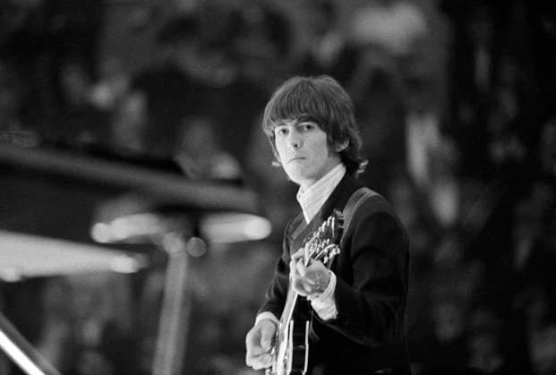 Sechzigerjahre, Die Beatles, britische Musikband aus Liverpool, England, Grossbritannien, Konzert am 25.06.1966 in der Grugahalle Essen, Ruhrgebiet, Nordrhein-Westfalen, NRW, Deutschland, Saenger, Komponist, Leadgitarrist und Sitarspieler George Harrison Sechzigerjahre, Kultur, Musik, Die Beatles, britische Musikband aus Liverpool, England, Grossbritannien, Beat und Rock und Pop, Gastspiel und Konzert am 25.06.1966 in der Grugahalle Essen, Ruhrgebiet, Nordrhein-Westfalen, NRW, Deutschland, Saenger, Komponist, Leadgitarrist und Sitarspieler George Harrison, Sixties, culture, music, The Beatles, British music band from Liverpool, England, Great Britain, Beat and Rock and Pop, concert on 25.06.1966 in the Gruga Hall in Essen, Ruhr area, North