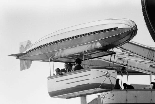 Sechzigerjahre, 20.09.1966, Deutschland, Volksfest, Muenchner Oktoberfest 1966 auf der Theresienwiese, Fahrgeschaeft, Menschen haben Spass in einer Zeppelin Gondel, Muenchen, Oberbayern, Bayern Sechzigerjahre, 20.09.1966, Deutschland, Volksfest, Muenchner Oktoberfest 1966 auf der Theresienwiese, Fahrgeschaeft, Menschen haben Spass in einer Zeppelin Gondel, Muenchen, Oberbayern, Bayern, Sixties, 20.09.1966, Germany, folk festival, Munich Beer Festival 1966 on the festival grounds Theresienwiese, fairground ride, people have fun in a zepplin passenger car, Munich, Upper Bavaria, Bavaria *** Sixties, 20 09 1966, Germany, folk festival, Munich Oktoberfest 1966 on the Theresienwiese, Fahrgeschaeft, people have fun in a zeppelin gondola, Munich,