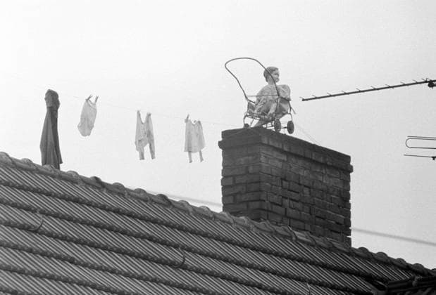 Sechzigerjahre, 03.08.1968, Deutschland, Gesellschaft, Heirat, Vermaehlung, Hochzeitsbrauch, auf dem Hausdach eines Wohnhauses ist ein Kinderwagen mit einer Puppe und eine Waescheleine mit Babywaesche angebracht, Fruchtbarkeitssymbol Sechzigerjahre, 03.08.1968, Deutschland, Gesellschaft, Heirat, Vermaehlung, Hochzeitsbrauch, auf dem Hausdach eines Wohnhauses ist ein Kinderwagen mit einer Puppe und eine Waescheleine mit Babywaesche angebracht, Fruchtbarkeitssymbol, Sixties, 03.08.1968, Germany, society, marriage, wedding traditions, on a rooftop of a residential house are installed a doll carriage and a clothes line with baby linen, fertility symbol *** Sixties, 03 08 1968, Germany, society, marriage, wedding traditions, Sixties, 03 08 1968