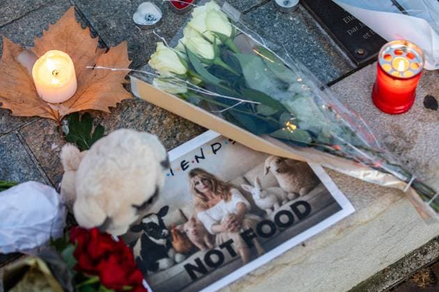 SAINT TROPEZ DECES BRIGITTE BARDOT PHOTOPQR NICE MATIN Florian ESCOFFIER SAINT TROPEZ LE 29 12 2025 UN JOUR APRES LE DECES BRIGITTE BARDOT 29 12 2025 - Death of Brigitte Bardot In downtown Saint Tropez, fans pay tribute to the late star by laying flowers in front of the BB statue at Place Blanqui France  Copyright: xPHOTOPQR NICExMATIN MAXPPPxx 20251229NIM0868 20251229NIM0838