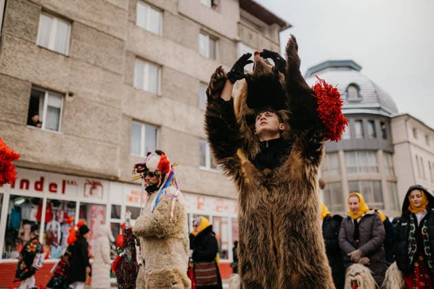 Winter Traditions and Customs Festival in Vatra Dornei, Romania Vatra Dornei, Suceava, Romania, December 29, 2025: Participants wearing traditional costumes take part in the Winter Traditions and Customs Festival. The annual event celebrates Romanian folklore through ancient winter rituals, masks, traditional music, and dances, bringing together performers from across the region. Copyright: xVLADxBEREHOLSCHIx