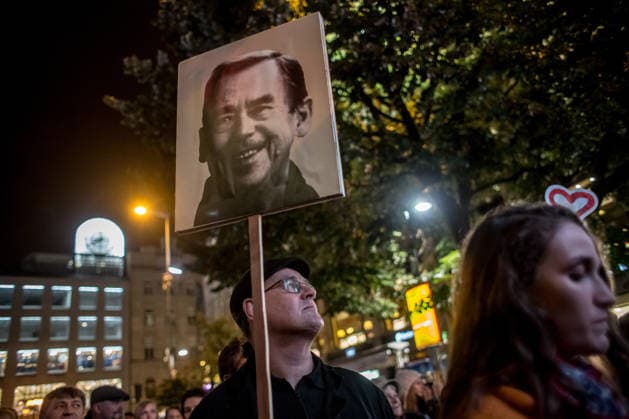 Prague marks the 80th birthday anniversary of Vaclav Havel PRAGUE, CZECH REPUBLIC - OCTOBER 4: A man holds placard with portrait of Vaclav Havel on the occasion of the 80th anniversary of Vaclav Havel s birth at the Wenceslas Square in Prague, Czech Republic on October 4, 2016. The Czech Republic marks the 80th birthday anniversary of Havel today. Vaclav Havel, playwright, dissident and country s first post-Velvet Revolution president, died on December 18, 2011 aged 75. Prag Czech Republic. Editorial use only. Please get in touch for any other usage.  Copyright: x2025xAnadoluxStringerx