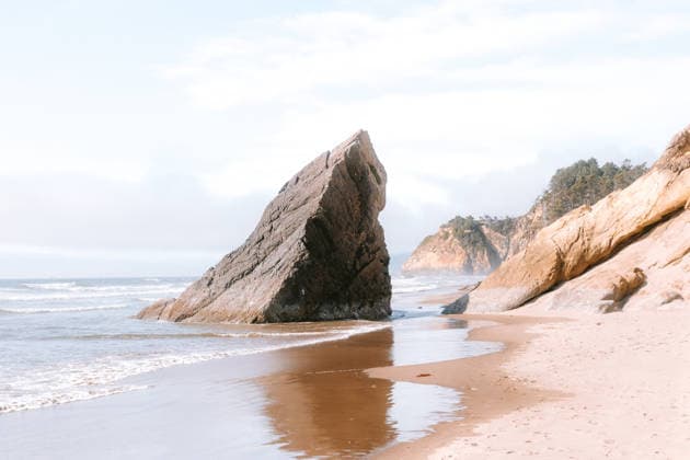 Rock formations along a quiet beach on the Oregon coast Cannon Beach, Oregon, United States R_VCOZ251226B-1890598-01