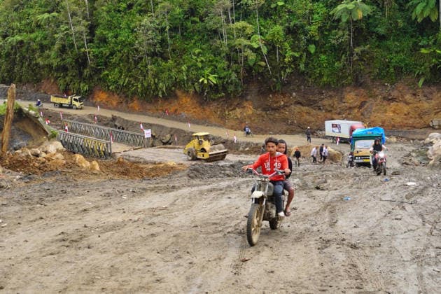 December 30, 2025, Bener Meriah, Aceh, Indonesia: Motorists navigate muddy terrain and landslides on Jl. KKA, Bener Meriah, Aceh, Indonesia, on Tuesday. The Indonesian Meteorology, Climatology, and Geophysics Agency (BMKG) has issued a warning of extreme weather and heavy rainfall for the next few days. Bener Meriah Indonesia - ZUMAi115 20251230_zip_i115_002 Copyright: xMuhammadxIqbalx