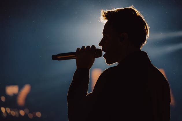 29.12.2025, GER, Kultur Konzert, Clueso - Weihnachten zu Hause 2025 Clueso (Thomas Hübner, geb. 9.April 1980 in Erfurt ist ein deutscher Sänger, Rapper, Songwriter und Produzent. ) gab in der ausverkauften Erfurter Messehalle sein traditionelles Konzert Weihnachten Zu Hause. Als Vorband Support-Act waren dabei yung.pepp (peppinger) sowie die Band Sportfreunde Stiller (Sportfreunde Stiller ist eine seit 1996 (Gründung 1995 unter dem Namen Endkrass) bestehende deutsche Indie-Rock-Gruppe aus Germering bei München. Florian Weber - Gesang Gitarre Schlagzeug. Florian Flo Weber - Schlagzeug Gesang Keyboard. Rüdiger Rüde Linhof - Bass Keyboard Basspedal Gesang 99094 Erfurt Messe Messehalle Kongresshal