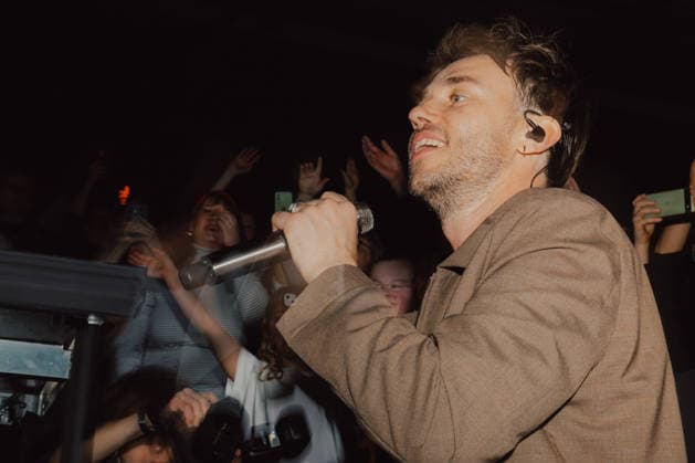 29.12.2025, GER, Kultur Konzert, Clueso - Weihnachten zu Hause 2025 Clueso (Thomas Hübner, geb. 9.April 1980 in Erfurt ist ein deutscher Sänger, Rapper, Songwriter und Produzent. ) gab in der ausverkauften Erfurter Messehalle sein traditionelles Konzert Weihnachten Zu Hause. Als Vorband Support-Act waren dabei yung.pepp (peppinger) sowie die Band Sportfreunde Stiller (Sportfreunde Stiller ist eine seit 1996 (Gründung 1995 unter dem Namen Endkrass) bestehende deutsche Indie-Rock-Gruppe aus Germering bei München. Florian Weber - Gesang Gitarre Schlagzeug. Florian Flo Weber - Schlagzeug Gesang Keyboard. Rüdiger Rüde Linhof - Bass Keyboard Basspedal Gesang 99094 Erfurt Messe Messehalle Kongresshal