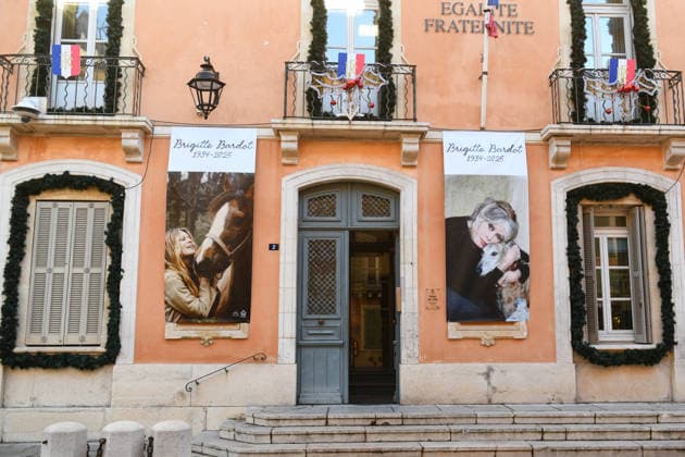 Brigitte Bardot Portraits Installed - Saint Tropez The Saint Tropez Town Hall installs two portraits of Brigitte Bardot on the building’s façade in Saint Tropez, France on December 30, 2025, following the death of the actress, singer and animal rights activist at the age of 91 in her home. Photo by ABACAPRESS.COM Saint Tropez France  Copyright: xABACAx
