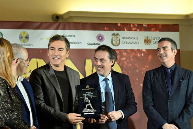 December 30, 2025, Catanzaro, Catanzaro, Italy: Press conference for the presentation of the RAI New Year s Eve program L anno che verro at the S. Giovanni Complex, Catanzaro. Pictured: Michele Affidato (L) presents a gift to host Marco Liorni (CS), presented by Nicola Fiorita (CD), Mayor of Catanzaro, and Roberto Occhiuto (D), President of the Calabria Region. Catanzaro, Italy 30 December 2025 Catanzaro Italy - ZUMAa289 20251230_zia_a289_057 Copyright: xValeriaxFerrarox