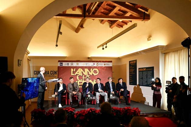 December 30, 2025, Catanzaro, Catanzaro, Italy: Press conference for the presentation of RAI s New Year s Eve program, L anno che verro , at the S. Giovanni Complex, Catanzaro. Pictured: Seated from left: Williams Di Liberatore, Prime Time Entertainment Director; Marco Liorni, host; Roberto Occhiuto, President of the Calabria Region; Nicola Fiorita, Mayor of Catanzaro; Sergio Santo, CEO of RAI COM; Anton Giulio Grande, President of the Calabria Film Commission. Catanzaro, Italy 30 December 2025 Catanzaro Italy - ZUMAa289 20251230_zia_a289_063 Copyright: xValeriaxFerrarox