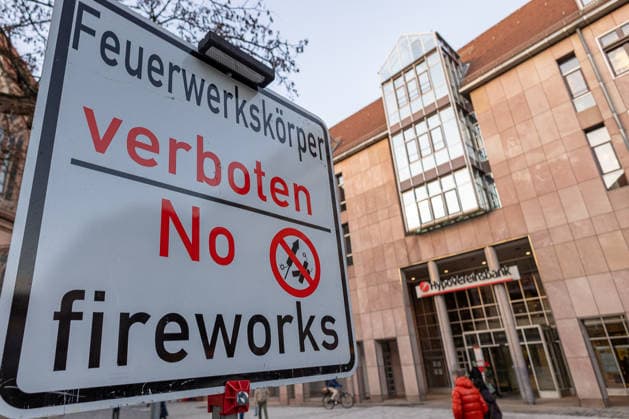 Verbotsschild zu Feuerwerkskörpern in der Altstadt, Nürnberg, 30.12.2025 Ein mehrsprachiges Verbotsschild mit der Aufschrift Feuerwerkskörper verboten No fireworks steht am Lorenzer Platz in der Altstadt von Nürnberg. Im Hintergrund ist ein Gebäude der HypoVereinsbank zu sehen. Das Schild weist auf das Verbot von Feuerwerkskörpern im öffentlichen Raum hin. Nürnberg Bayern Deutschland *** Prohibition sign for fireworks in the old town, Nuremberg, 30 12 2025 A multilingual prohibition sign with the inscription Feuerwerkskörper verboten No fireworks stands on Lorenzer Platz in the old town of Nuremberg A HypoVereinsbank building can be seen in the background The sign indicates the prohibition of fireworks in public spaces Nu 20251230-6V2A3618-M4000