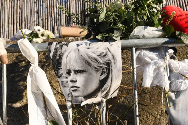 Hommage To Brigitte Bardot Outside Her House - Saint Tropez Supporters of Brigitte Bardot lay flowers, objects representing animals, and letters in memory of Brigitte Bardot outside her home, in Saint Tropez, France, on December 30, 2025. Photo by Florian Poitout ABACAPRESS.COM Saint Tropez France  Copyright: xPoitoutxFlorian ABACAx
