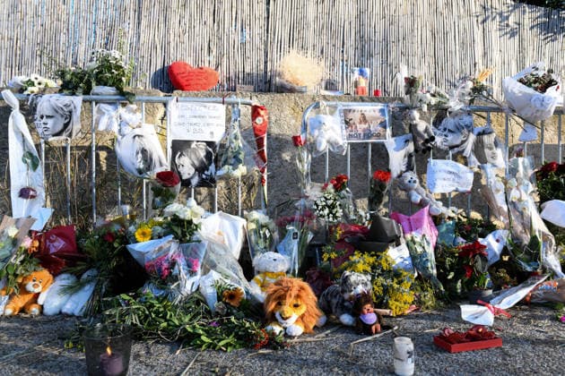 Hommage To Brigitte Bardot Outside Her House - Saint Tropez Supporters of Brigitte Bardot lay flowers, objects representing animals, and letters in memory of Brigitte Bardot outside her home, in Saint Tropez, France, on December 30, 2025. Photo by Florian Poitout ABACAPRESS.COM Saint Tropez France  Copyright: xPoitoutxFlorian ABACAx