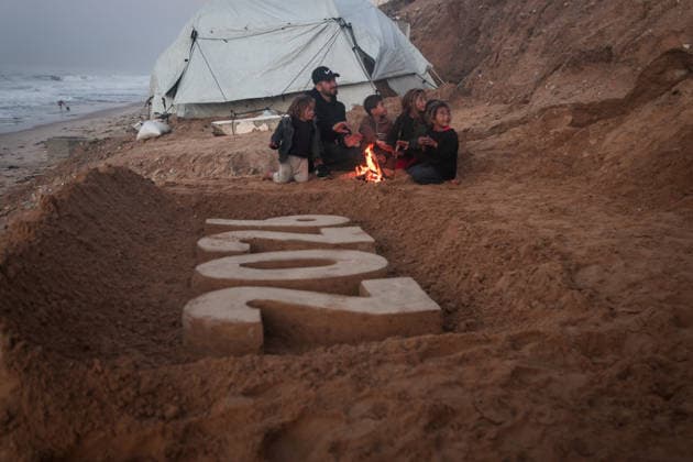 Palestinian artist writes 2026 on Gaza beach amid hopes for lasting ceasefire DEIR AL-BALAH, GAZA - DECEMBER 30: Palestinians continue to hold onto hopes for a permanent ceasefire as Palestinian visual artist Yazid Abu Jarad writes 2026 in the sand along the coastline of Deir al-Balah in the central Gaza Strip, one day before the New Year on December 30, 2025. The symbolic artwork reflects expectations for peace and an end to the ongoing war as the year comes to a close. Abdalhkem Abu Riash Anadolu Deir al-Balah Gaza. Editorial use only. Please get in touch for any other usage.  Copyright: x2025xAnadoluxAbdalhkemxAbuxRiashx