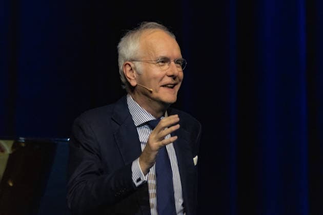 Harald Schmidt Bericht aus Bonn im Theater Bonn 30.12.2025. Harald Schmidt bei seinem Bühnenprogramm BERICHT FÜR BONN - Endgültiges zur Weltlage im Theater Bonn am 30.12.2025. Mit scharfem Humor und analytischer Distanz kommentierte der Entertainer aktuelle politische und gesellschaftliche Themen. Bonn Nordrhein-Westfalen Deutschland Copyright: xBonn.digitalx xMarcxJohnx