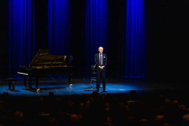 Harald Schmidt Bericht aus Bonn im Theater Bonn 30.12.2025. Harald Schmidt bei seinem Bühnenprogramm BERICHT FÜR BONN - Endgültiges zur Weltlage im Theater Bonn am 30.12.2025. Mit scharfem Humor und analytischer Distanz kommentierte der Entertainer aktuelle politische und gesellschaftliche Themen. Bonn Nordrhein-Westfalen Deutschland Copyright: xBonn.digitalx xMarcxJohnx