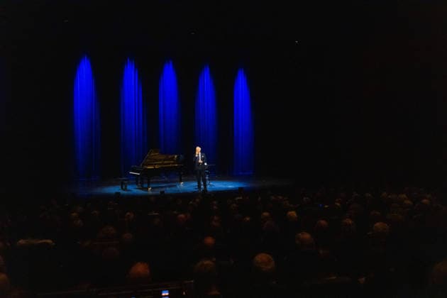 Harald Schmidt Bericht aus Bonn im Theater Bonn 30.12.2025. Harald Schmidt bei seinem Bühnenprogramm BERICHT FÜR BONN - Endgültiges zur Weltlage im Theater Bonn am 30.12.2025. Mit scharfem Humor und analytischer Distanz kommentierte der Entertainer aktuelle politische und gesellschaftliche Themen. Bonn Nordrhein-Westfalen Deutschland Copyright: xBonn.digitalx xMarcxJohnx