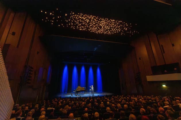 Harald Schmidt Bericht aus Bonn im Theater Bonn 30.12.2025. Harald Schmidt bei seinem Bühnenprogramm BERICHT FÜR BONN - Endgültiges zur Weltlage im Theater Bonn am 30.12.2025. Mit scharfem Humor und analytischer Distanz kommentierte der Entertainer aktuelle politische und gesellschaftliche Themen. Bonn Nordrhein-Westfalen Deutschland Copyright: xBonn.digitalx xMarcxJohnx