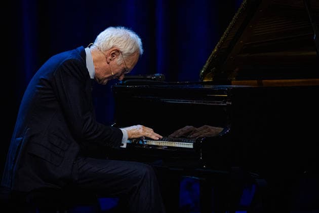 Harald Schmidt Bericht aus Bonn im Theater Bonn 30.12.2025. Harald Schmidt bei seinem Bühnenprogramm BERICHT FÜR BONN - Endgültiges zur Weltlage im Theater Bonn am 30.12.2025. Mit scharfem Humor und analytischer Distanz kommentierte der Entertainer aktuelle politische und gesellschaftliche Themen. Bonn Nordrhein-Westfalen Deutschland Copyright: xBonn.digitalx xMarcxJohnx
