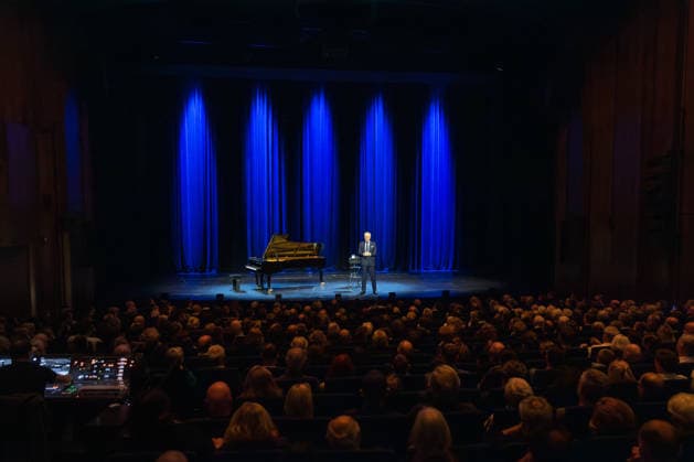 Harald Schmidt Bericht aus Bonn im Theater Bonn 30.12.2025. Harald Schmidt bei seinem Bühnenprogramm BERICHT FÜR BONN - Endgültiges zur Weltlage im Theater Bonn am 30.12.2025. Mit scharfem Humor und analytischer Distanz kommentierte der Entertainer aktuelle politische und gesellschaftliche Themen. Bonn Nordrhein-Westfalen Deutschland Copyright: xBonn.digitalx xMarcxJohnx