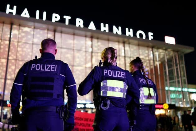 Polizisten vor der Kölner Domtreppe. Die Vorbereitungen für Silvester rund um den Kölner Dom laufen: In NRW werden 7.600 Polizisten mehr im Einsatz sein als im Vorjahr. Brisant ist, dass sich die sexuellen Übergriffe der Kölner Silvesternacht 2015, die als Wendepunkt der Flüchtlingsdebatte gilt, zum 10. Mal jähren. Köln, 20.12.2025 NRW Deutschland *** Police officers in front of the steps of Cologne Cathedral Preparations are underway for New Years Eve around Cologne Cathedral In NRW, 7,600 more police officers will be on duty than last year The explosive fact is that it is the 10th anniversary of the sexual assaults on New Years Eve 2015 in Cologne, which is regarded as a turning point in the refugee debate Cologne, 20 12 2025 NRW Copyright: xChristophxHardtx