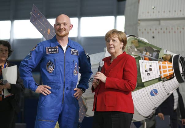 German Chancellor Merkel visits Columbus space laboratory training unit in Cologne COLOGNE, GERMANY - MAY 18: German Chancellor Angela Merkel (right 2) and German ESA astronaut Alexander Gerst (L) visits the training unit of the Columbus space laboratory at the European Astronaut training centre of the European Space Agency ESA in Cologne, Germany on May 18, 2016. Germany World. Editorial use only. Please get in touch for any other usage.  Copyright: x2025xAnadoluxInaxFassbenderx