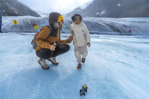 Mutter und Kind genießen spielerische Momente auf dem Athabasca Gletscher, mit einem Spielzeugfahrzeug im Vordergrund und den majestätischen kanadischen Rockies im Hintergrund Mother and child enjoying playful moments on the athabasca glacier, with a toy vehicle in the foreground and the majestic canadian rockies in the background Copyright: imageBROKER UnaixHuizi ibxuhu16041319.jpg ,model released, Symbolfoto ,property released