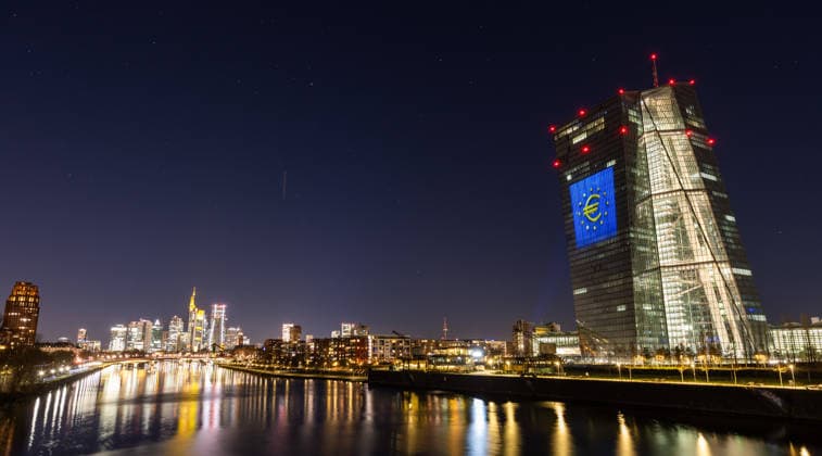 Frankfurt am Main, EZB, 30.12.2025, EZB begruesst den Euro in Bulgarien mit festlicher Fassadenbeleuchtung zum Jahreswechsel Bild: Auf der EZB, rechts im Bild, wurde zur Begruessung des Euros in Bulgarien die Hausfassade mit einem Eurozeichen beleuchtet. Im Hintergrund links ist die Skyline von Frankfurt zu sehen. *** Frankfurt am Main, ECB, 30 12 2025, ECB welcomes the euro in Bulgaria with festive facade lighting at the turn of the year Picture On the ECB, right in the picture, the facade of the building was illuminated with a euro sign to welcome the euro in Bulgaria The skyline of Frankfurt can be seen in the background on the left Copyright: HMBxMedia xJulienxBecker