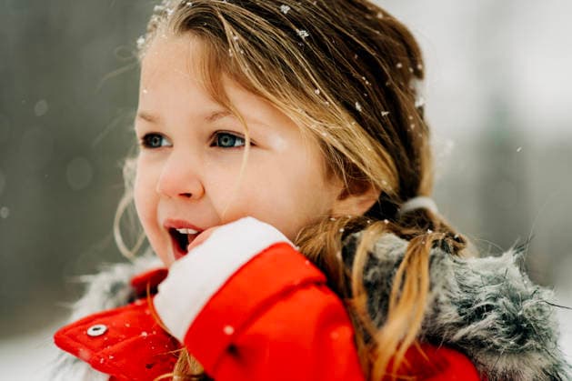 Close-up of girl in red coat with snowflakes in her hair North Andover, Massachusetts, United States CR_FKNH251229-1917432-01 ,model released, Symbolfoto