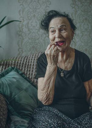 An elderly woman paints her lips with lipstick Irkutsk, Irkutsk Oblast, Russia CR_VDXM251229AA-1923621-01 ,model released, Symbolfoto