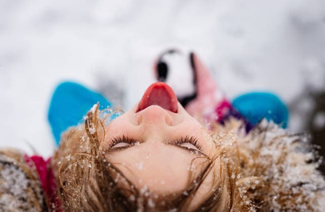 Young girl looking up catching snow on her tongue Concordia, Kansas, United States CR_ZMDZ251229D7-1920967-01 ,model released, Symbolfoto