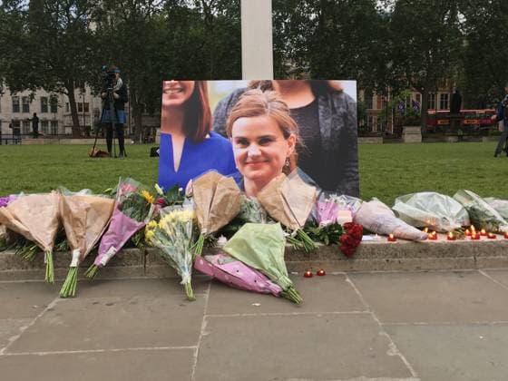 British politics reeling from shock of MP s murder LONDON, UNITED KINGDOM - JUNE 17: Flowers and candles left outside Britain s House of Parliament for Jo Cox, the Labour Party lawmaker who was killed on the street in her electoral district on Thursday, in London, England on June 17, 2016. London, City of Ingiltere. Editorial use only. Please get in touch for any other usage.  Copyright: x2025xAnadoluxMichaelxSercanxDaventryx