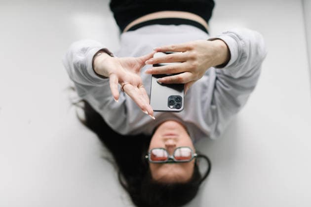 Young woman lying down using smartphone for social media Las Vegas, Nevada, United States R_AUAU251230A-1920080-01 ,model released, Symbolfoto