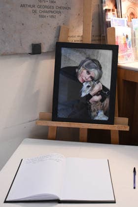 Brigitte Bardot Tribute At Town Hall - Saint Tropez Brigitte Bardot tribute during the setup of a public condolence book at Saint Tropez Town Hall in Saint Tropez France on December 31, 2025. The book allows residents and visitors to pay homage to the actress singer and animal rights advocate who died at age 91. Photo by Florian Poitout ABACAPRESS.COM Saint-Tropez  Copyright: xPoitoutxFlorian ABACAx
